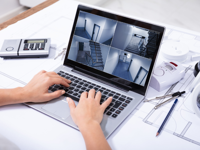 شخص يراقب كاميرات مراقبة من لابتوب – عرض من شركة الاتحاد يشمل كاميرات Dahua وHikvision مع تركيب مجاني.